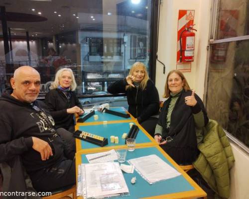 Vamos von esta super mesa con Ale, Marta, Noe y Juanjo! :Encuentro Grupal JUGAMOS BURAKO