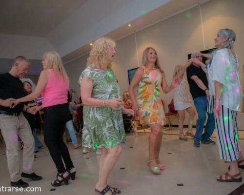 Encuentros Grupales (26/11/2023) :   MERIENDA Y BAILE EN VILLA URQUIZA  ! ! !