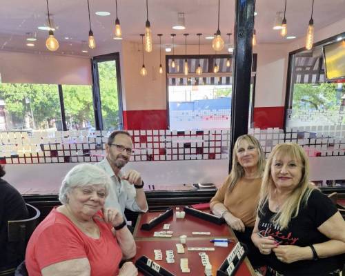 Adriana, Graciela,Fanny y Jorge :Encuentro Grupal JUGAMOS AL RUMMY – quinto Año 2023“ 