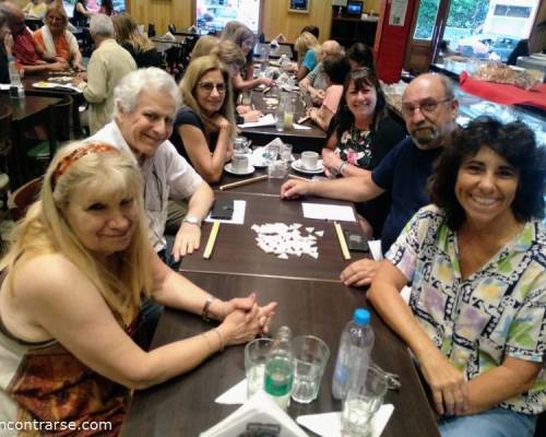 Me tocó la mesa de debutantes. Que a decir verdad aprendieron rapidísimo! Ganó Betita el partido :Encuentro Grupal TRIOMINO XII LA VUELTA