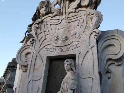 Encuentro : Recoleta Historias de Amor mitos y fantasmas.- 
