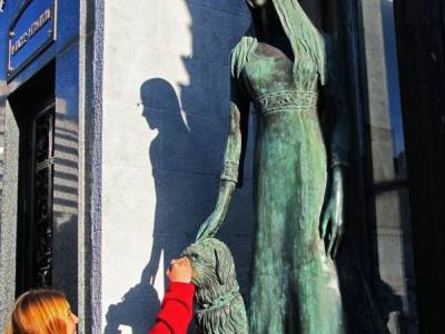 Encuentro : Recoleta Historias de Amor mitos y fantasmas.- 