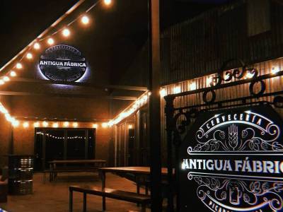 Encuentro : TRIBUTO A CHARLY  "CLICS MODERNOS" FOOD & LIVE MUSIC. 