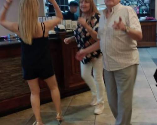 Muy buenas compañeras, no solo de baile , lindas conversaciones hemos mantenido :Encuentro Grupal CENA-SHOW-BAILE  ¡¡¡ A FESTEJAR EL 2024 !!!