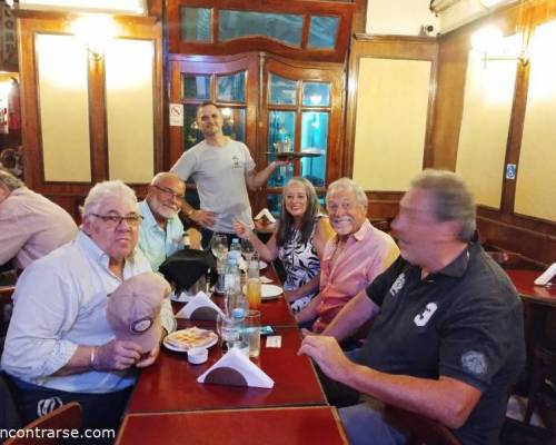 amigazos en mi mesa !  :Encuentro Grupal "MUSICA ,CANCIONES ,BAILE Y UDS TAMBIEN CANTAN "