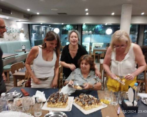 Mmmmm! Deliciosa torta llena de profiteroles! Mañana seguimos con la dieta, 😁😃 :Encuentro Grupal Taller literario- Te doy la palabra BIS