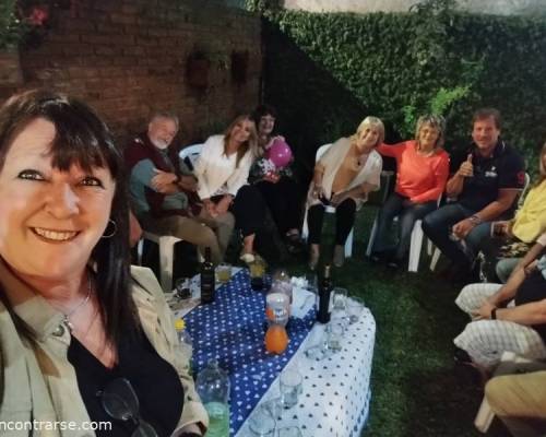 Linda foto Betty querida... Ese grupito del fondo jaja que divertido estuvo todo en esta relinda noche :Encuentro Grupal COMIDA Y GUITARREADA EN LO DE MAJO