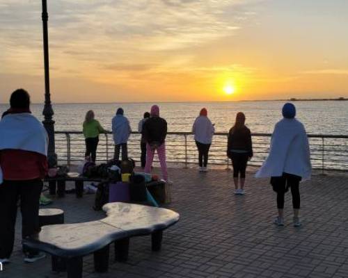 30637 10 Saludamos al nuevo día - Yoga al amanecer en Costanera Norte