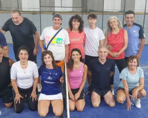 13 personas y trece sonrisas, gracias a todas/os por la alegría, las charlas, los partidos y la buena onda. :Encuentro Grupal PADEL EN ZONA NORTE