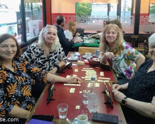 Mucho color en esta mesa! Mónica, Marta, Giselle y Fanny :Encuentro Grupal Jugamos al RUMMY en Monte Castro- CUMPLIMOS 2 AÑOS