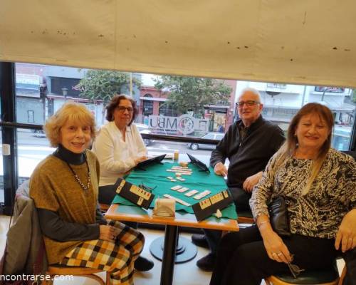 LINDA Y AMENA MESA, NOS DIVERTIMOS MUCHO. GLADYS, ROBERT, GRACIELA Y YO.... :Encuentro Grupal JUGAMOS BURAKO 