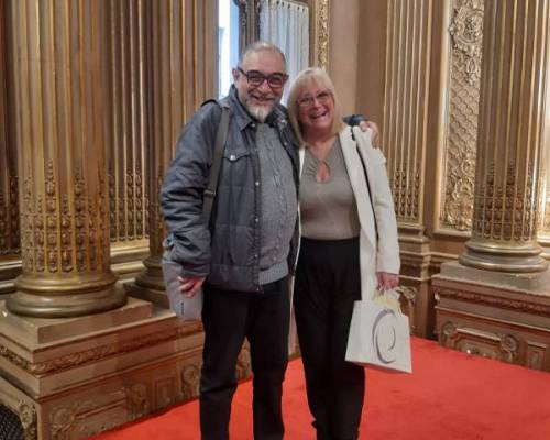 Foto con la "Profe", y para la próxima le llevo una manzana. Todo sea para que me aprueben...  :Encuentro Grupal Presentación del libro "43 razones para demorar el sueño"