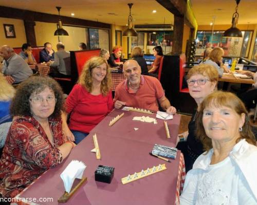 Comparti el Triomino con 4 bellas damas..un lujo. :Encuentro Grupal MERIENDA Y JUEGOS EN LA TARDE DE UN DOMINGO OTOÑAL