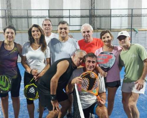 Faltó Paulito en la foto que ya estaba en vestuarios, gracias a todas/os por la alegría jugando y charlando :Encuentro Grupal PADEL EN ZONA NORTE