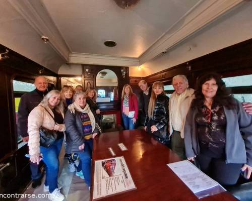 Excepcional foto en el "Coche Familias". Sala con hogar a leña y todo :Encuentro Grupal Ferroclub Escalada con Merienda y Barrio Inglés