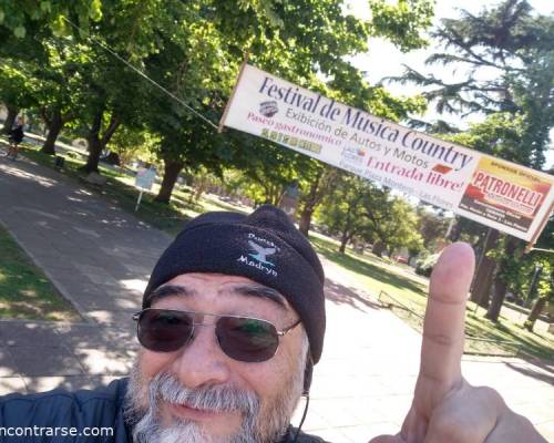Apenas había llegado a la plaza del pueblo cuando comenzó a salir mucho humo del motor. Como había en aquel puesto de carne ahumada tan tentador. :Encuentro Grupal ¿ME ACOMPAÑAS A  LAS FLORES?