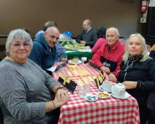 Ala izquierda: Silvia y Juanjo :Encuentro Grupal JUGAMOS AL RUMMY MONTE CASTRO