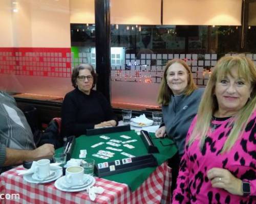 Rodolfo aprendiendo el juego con muy buenas jugadoras: Noe, Gladis y Graciela :Encuentro Grupal JUGAMOS AL RUMMY MONTE CASTRO