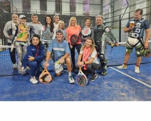 Marce viene de jugar hockey, yo de correr en moto y Tony boxeador amateur disfrutando de un tercer tiempo de rugby, no puedo saber Naty de donde viene... :Encuentro Grupal PADEL EN ZONA NORTE