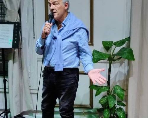 Excelente interpretación amigo! Felicitaciones! :Encuentro Grupal "MICROFONO ABIERTO ,MUSICA Y BAILE"