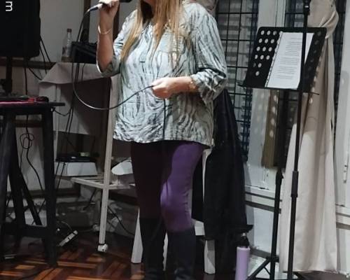 Muy linda voz y excelente interpretación. Felicitaciones Mirta! :Encuentro Grupal "MICROFONO ABIERTO ,MUSICA Y BAILE"