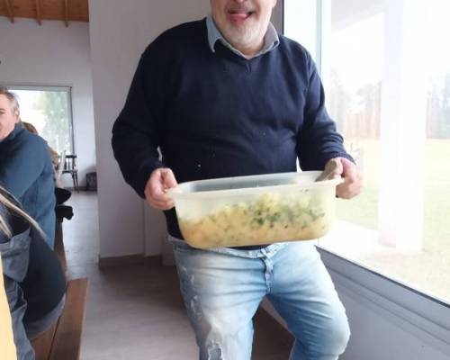 el winner de Ale sirviendo, y supervisando que todo estuviera en orden :Encuentro Grupal Día de Campo en Carlos Keen!!