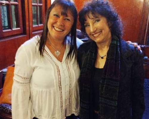 Que lindas ellas tan sonrientes Betita y Ana :Encuentro Grupal "MUSICA ,CANCIONES Y BAILE EN LA BOHEMIA CAFE CONCERT"