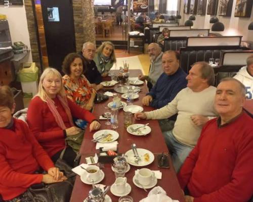 31543 7 SE ACERCA EL INVIERNO PERO DEVOTO CAMINA