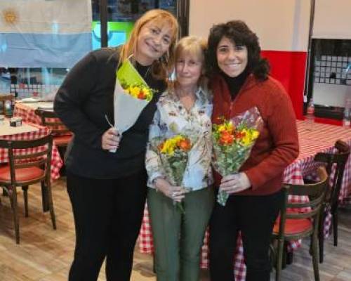 Gracias Floren por el detalle de las flores. Un lindo mimo para las 3 cumpleañeras: Ale, Marisu y yo  :Encuentro Grupal SALIDA MENSUAL DE JUEGOS 3