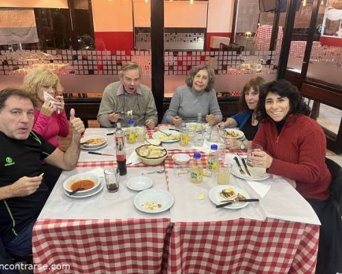 Sacamos el paño verde de la mesa del Toma 6 y ya la preparamos para cenar :Encuentro Grupal SALIDA MENSUAL DE JUEGOS 3