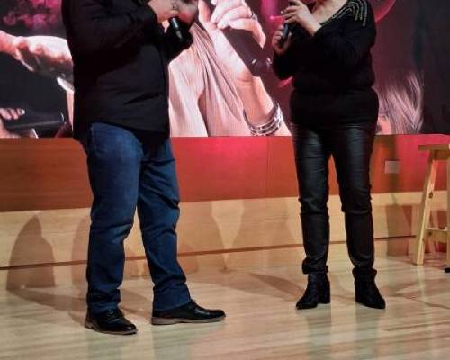 31618 20 ACOMPAÑANOS EN  LA MUESTRA  DE FIN DE AÑO  DEL TALLER DE CANTO 