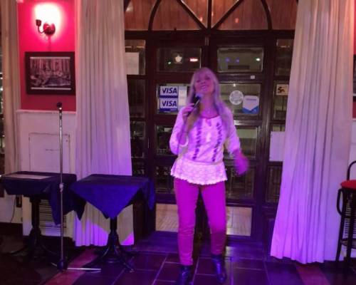 ¡Gracias a todos por escucharme y cantar conmigo el tema que me encanta desde mi adolescencia, hace varios años 🙈😊! ¡Gracias Gaby por la organización de tan lindo encuentro!   :Encuentro Grupal MES DEL AMIGO, MOJITOS DE CUBA, A FESTEJAR, ENCONTRARSE CON AMIGOS Y DIVERSION MEJOR PLAN