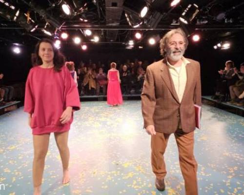 Excelente trabajo de Claudio Gallardou que interpreta a Juan Carlos Gené, maestro de actores y uno de los principales referentes del teatro hispanoamericano. :Encuentro Grupal CLASE PÓSTUMA ( Parodia amorosa )