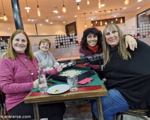 Mesa de mucha charla y juego!jaja :Encuentro Grupal JUGAMOS AL RUMMY MONTE CASTRO