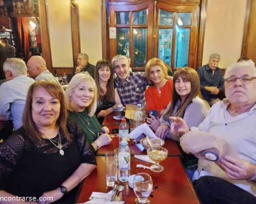 Que bien y divertido la pasamos en la mesa que compartimos :Encuentro Grupal "MES DEL AMIGO ,MUSICA Y BAILE EN LA BOHEMIA"