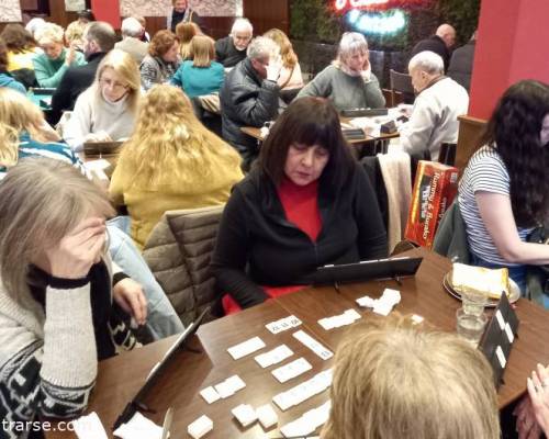 alla a la izquierda , concentrada  😃 :Encuentro Grupal Jugamos Rummy En Caballito !!! 