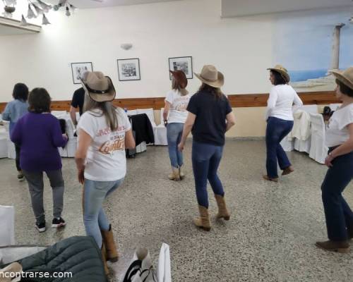32317 3 EN ENCONTRARSE TAMBIEN SE BAILA COUNTRY