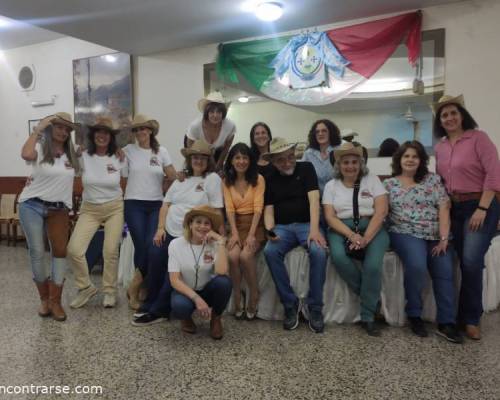 32401 2 EN ENCONTRARSE TAMBIEN SE BAILA COUNTRY