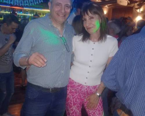 32468 21 A BAILAR EN JOE BAR     !  !  !