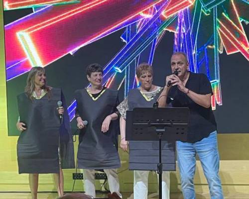 32782 4 ACOMPAÑANOS EN  LA MUESTRA  DE FIN DE AÑO  DEL TALLER DE CANTO 
