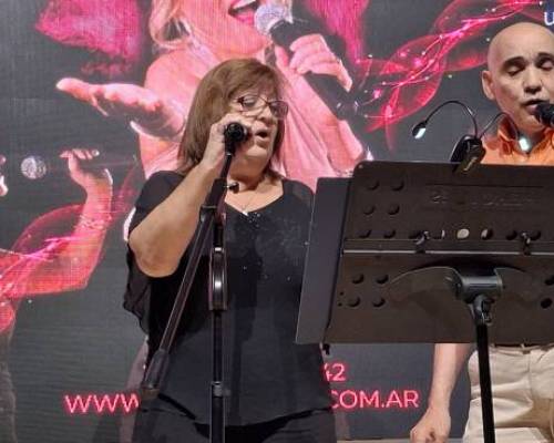 32783 3 ACOMPAÑANOS EN  LA MUESTRA  DE FIN DE AÑO  DEL TALLER DE CANTO 