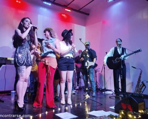 El grupo de cantantes que honraron a Jonny Casch  :Encuentro Grupal TRIBUTO A JOHNNY CASH JOHNNY & JUNE AND THE CHRISTMAS FRIENDS