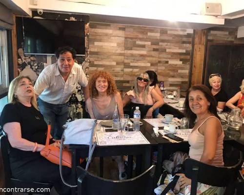 Merendando con el director del proyecto de los murales, Fernando Izaguirre, que nos visitó amablemente y fue un plus para esta hermosa salida.  :Encuentro Grupal Tras las huellas de Cortázar: taller ambulante