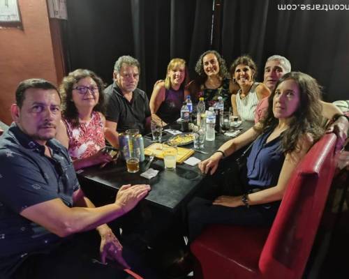 Que lind mesa compartimos y cuanto nos divertimos en todo🥳😄. Que reee linds noche :Encuentro Grupal Vamos por otra "Noche Inolvidable "                                Una Fiesta a todo Rock , con los "Reciclados "