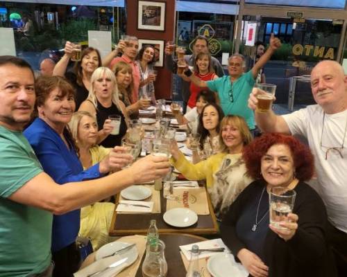 La mesa de los inadaptados, que hermoso tenerlos amontonados disftutando :Encuentro Grupal EMPEZAMOS A DESPEDIR EL AÑO EN CABALLITO