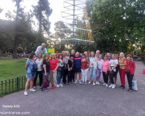 33011 11 CAMINAMOS Y NOS PREPARAMOS PARA LA CENA DE FIN DE AÑO