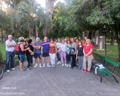 33011 3 CAMINAMOS Y NOS PREPARAMOS PARA LA CENA DE FIN DE AÑO