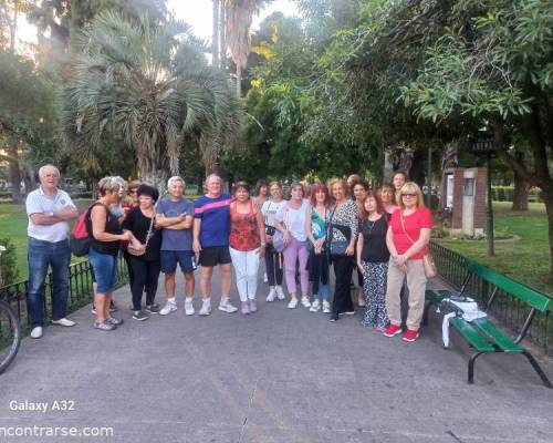 33011 4 CAMINAMOS Y NOS PREPARAMOS PARA LA CENA DE FIN DE AÑO