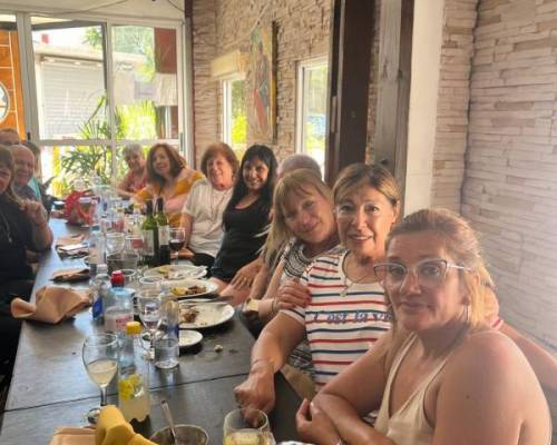La de remera a rayas es Norma, ganadora de una bolsita navideña... Felicitaciones Norma! :Encuentro Grupal VENITE A CAMINAR A  RAMOS... Y FESTEJAMOS CON ALMUERZO DE FIN DE AÑO!!