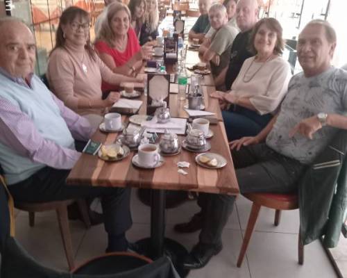 33076 1 Brindamos en Ramos por un excelente 2025, pleno de energía !
